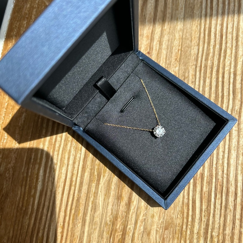 Elegant Gold Necklace with Diamond Pendant